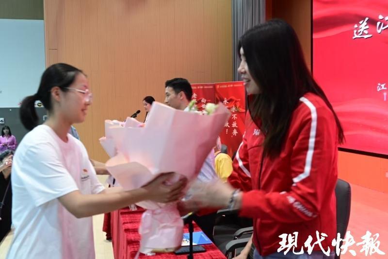 vEDXt, GvcAA, 用自己的成 vEDXt, GvcAA, 用自己的成